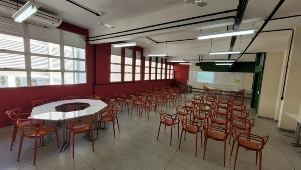 Ambiente colaborativo preparado para encontros e atividades em grupo