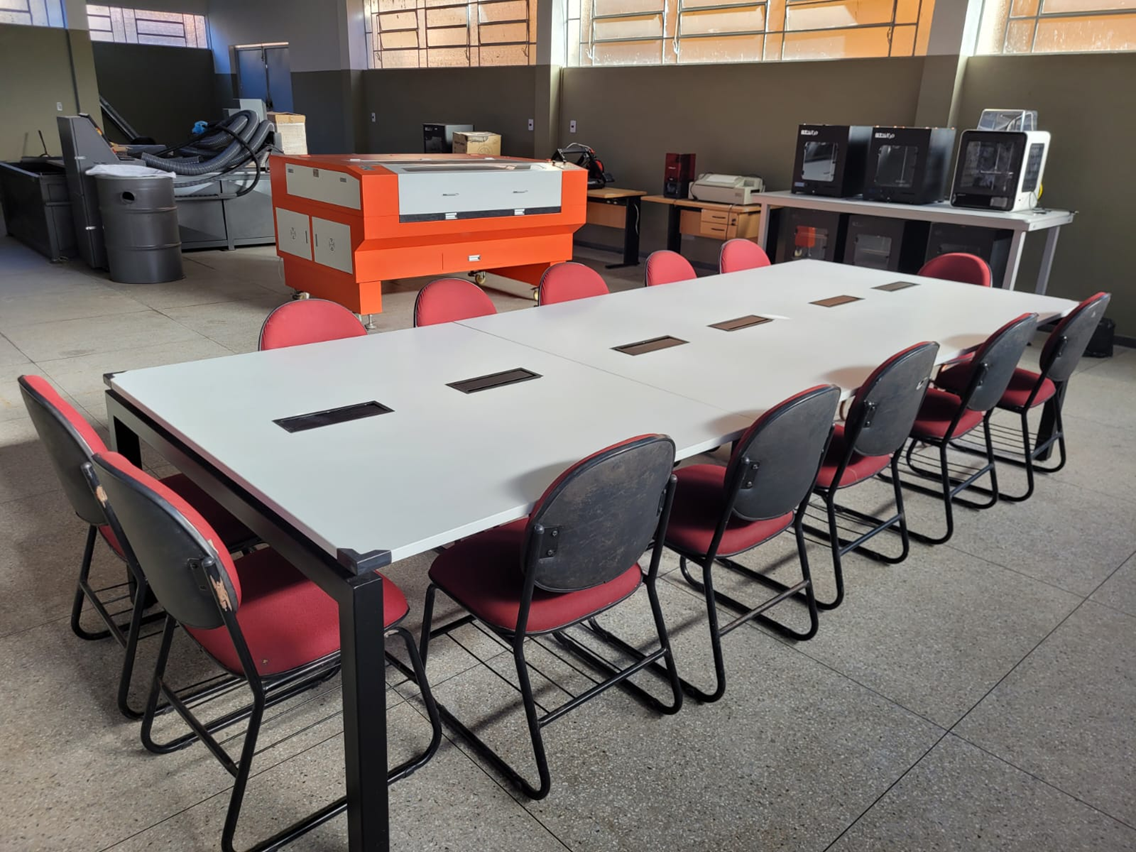 Espaço de fabricação digital com cortadora a laser e impressoras 3D