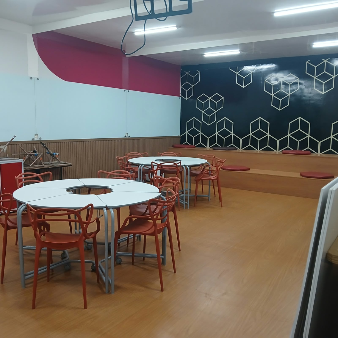 Espaço de ideação com mesas colaborativas