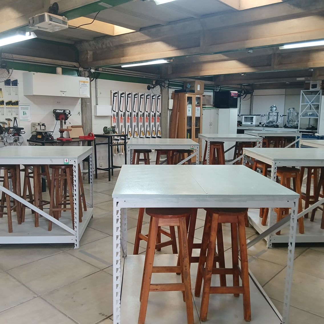 Laboratório maker com bancadas e ferramentas para experimentação