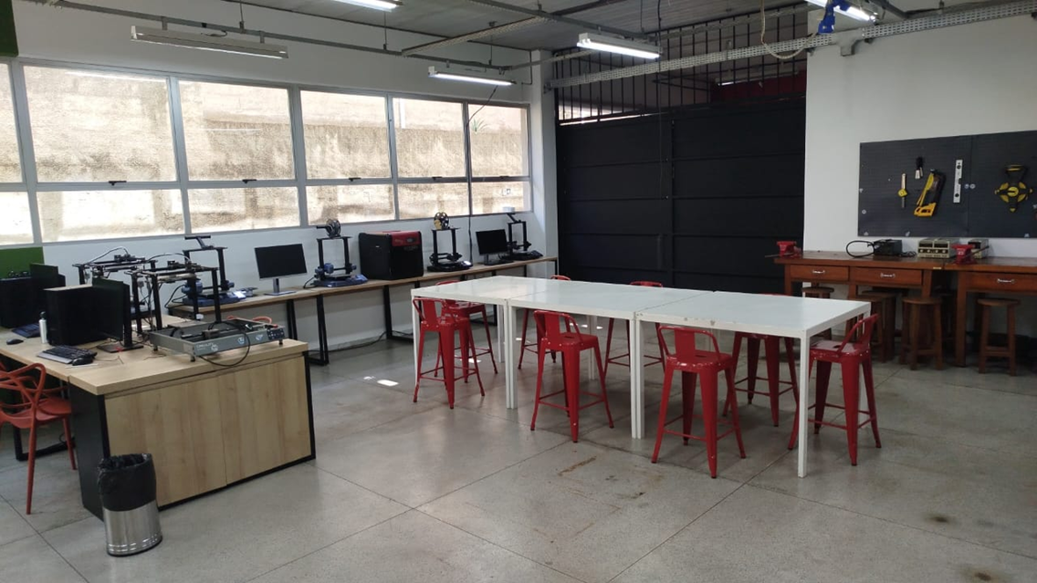 Laboratório de prototipagem com impressoras 3D e bancadas de trabalho